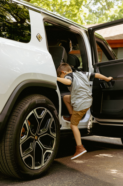 rivian r1s